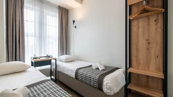 Habitación económica con 2 camas individuales | Caja fuerte, tabla de planchar con plancha, wifi gratis y ropa de cama