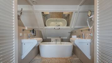 Deluxe-herbergi með tvíbreiðu rúmi | Baðherbergi | Sturta, vistvænar snyrtivörur, hárblásari, handklæði