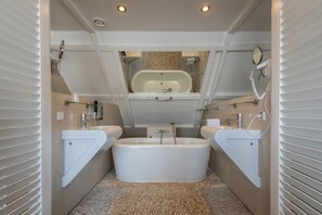 Chambre Deluxe double | Salle de bain | Douche, articles de toilette écologiques, séchoir à cheveux