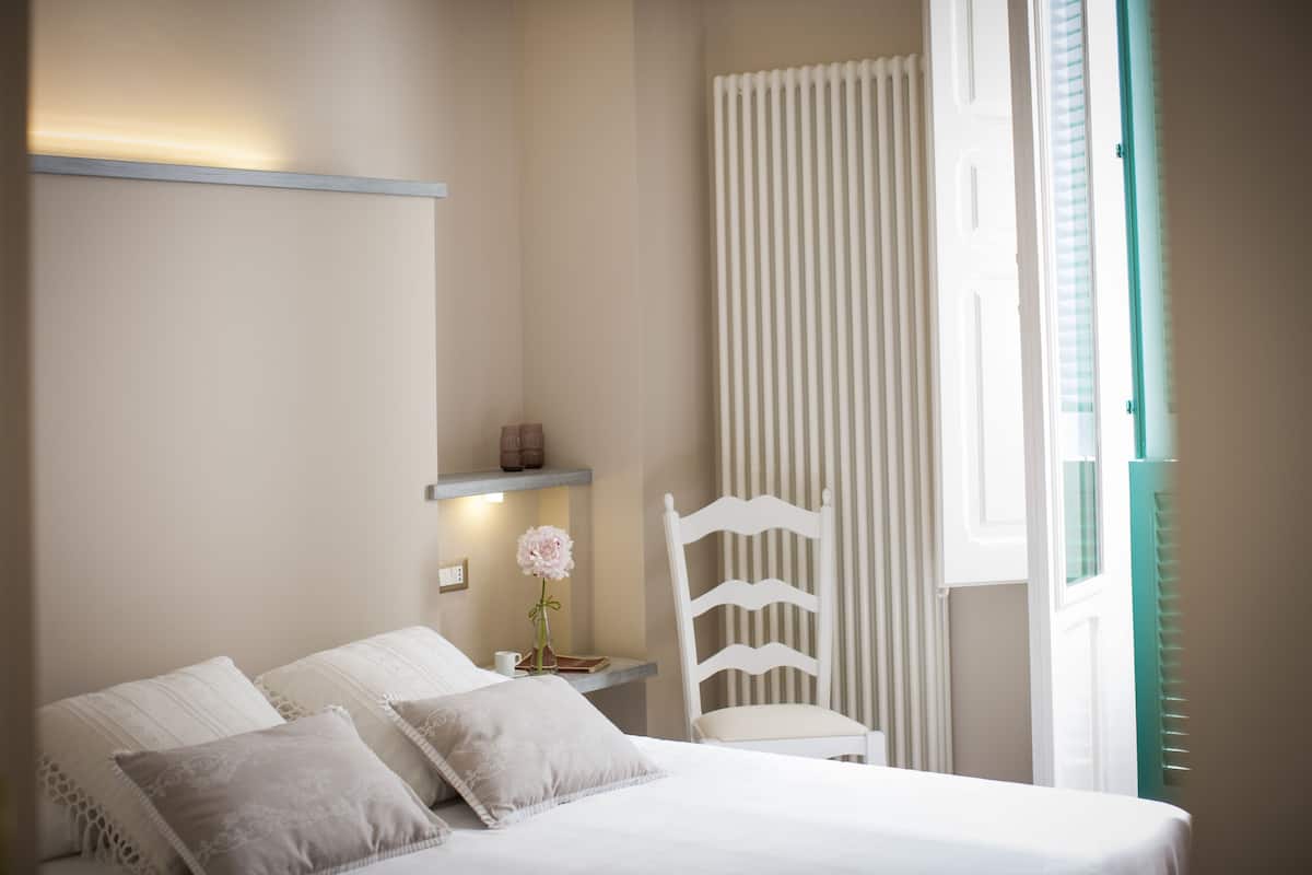 Sengetøy av topp kvalitet, minibar, safe på rommet og skrivebord