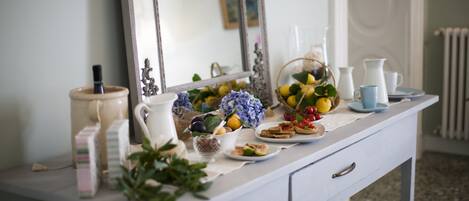 Free daily buffet breakfast