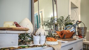 A kitchen counter with various food items and kitchen utensils. - Palazzo Bregante (Monopoli)