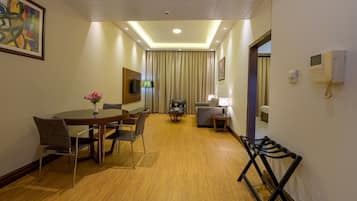 Apartment, 1 Schlafzimmer | Wohnzimmer | 32-Zoll-Flachbildfernseher mit Satellitenempfang, Fernseher