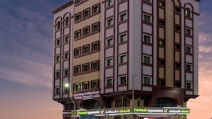 Ein mehrstöckiges Gebäude mit moderner Architektur, mit einem auffälligen Schild für 'Everfresh Hypermarket' im Erdgeschoss.