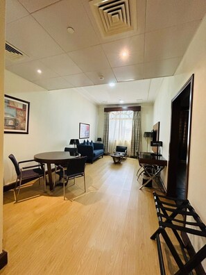Apartamento estándar, 1 habitación | Zona de estar | Televisión de pantalla plana de 32 pulgadas con canales por satélite