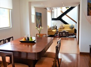 Duplex, Multiple Beds | Living area | 35-inch LED TV with cable channels, TV, pay films - Casa Regis Apartamentos Amoblados (Bogotá)