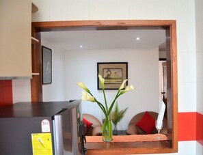 Full-sized fridge, microwave, stovetop, dishwasher - Casa Regis Apartamentos Amoblados (Bogotá)