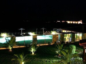 Outdoor pool, pool umbrellas, pool loungers - Monachus Monachus Apartments (Sfakia)