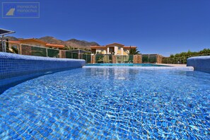 Outdoor pool, pool umbrellas, pool loungers - Monachus Monachus Apartments (Sfakia)