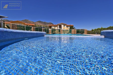 Piscina all'aperto, ombrelloni da piscina, lettini