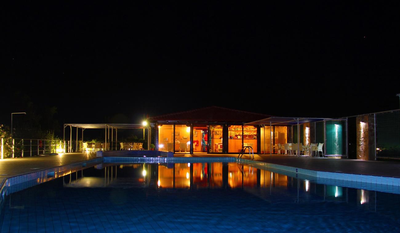 Kolam renang outdoor, dengan payung kolam renang dan kursi berjemur