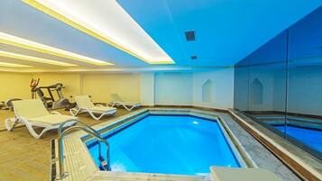 Piscina interna, espreguiçadeiras