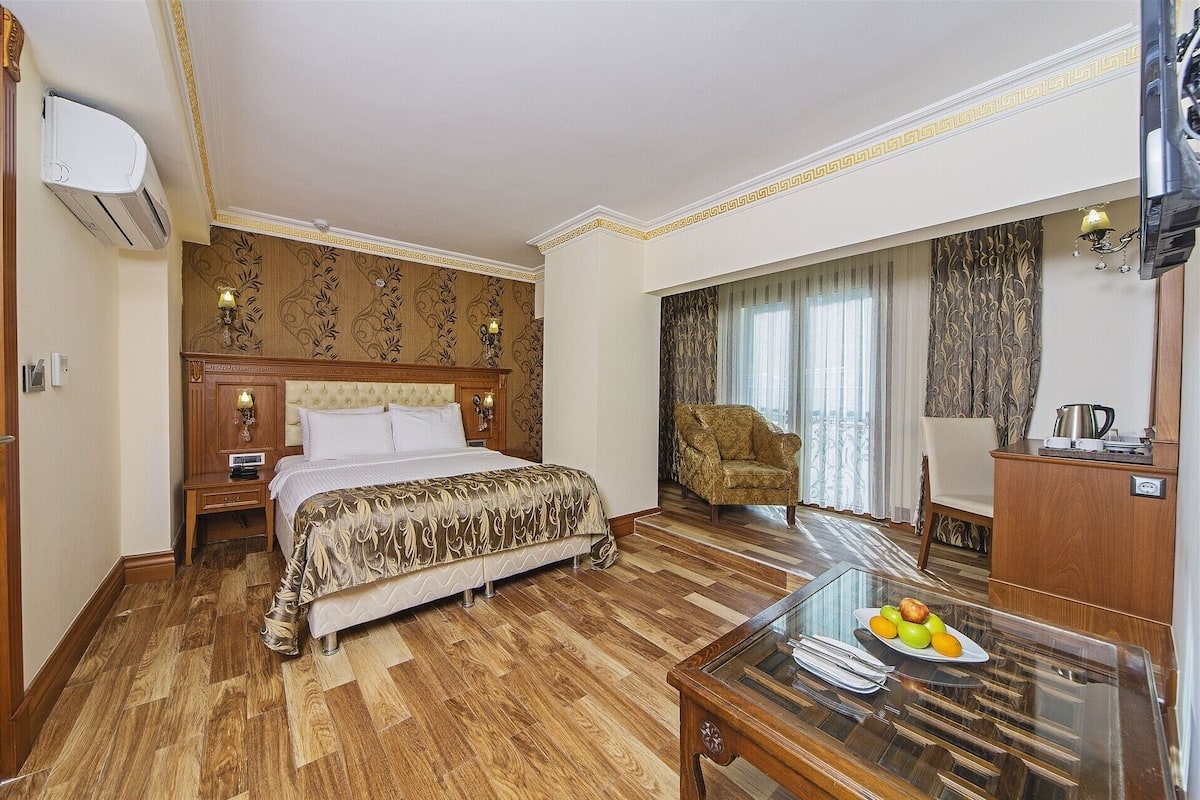 Frigobar, cofres nos quartos, cortinas blackout, quartos à prova de som