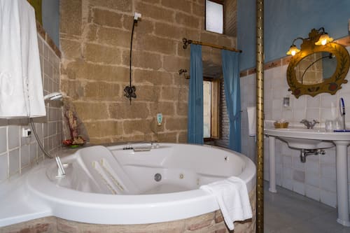 Superior-Doppelzimmer (King size con Jacuzzi) | Badezimmer | Kostenlose Toilettenartikel, Haartrockner, Bidet, Handtücher