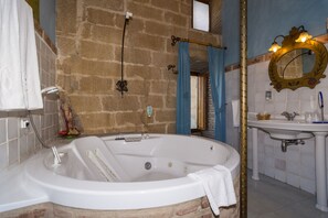 Superior tweepersoonskamer (King size con Jacuzzi) | Badkamer | Gratis toiletartikelen, een haardroger, een bidet, handdoeken