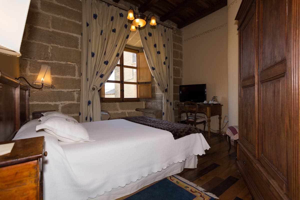 standard double room | 1 bedroom, in-room safe, desk, blackout curtains