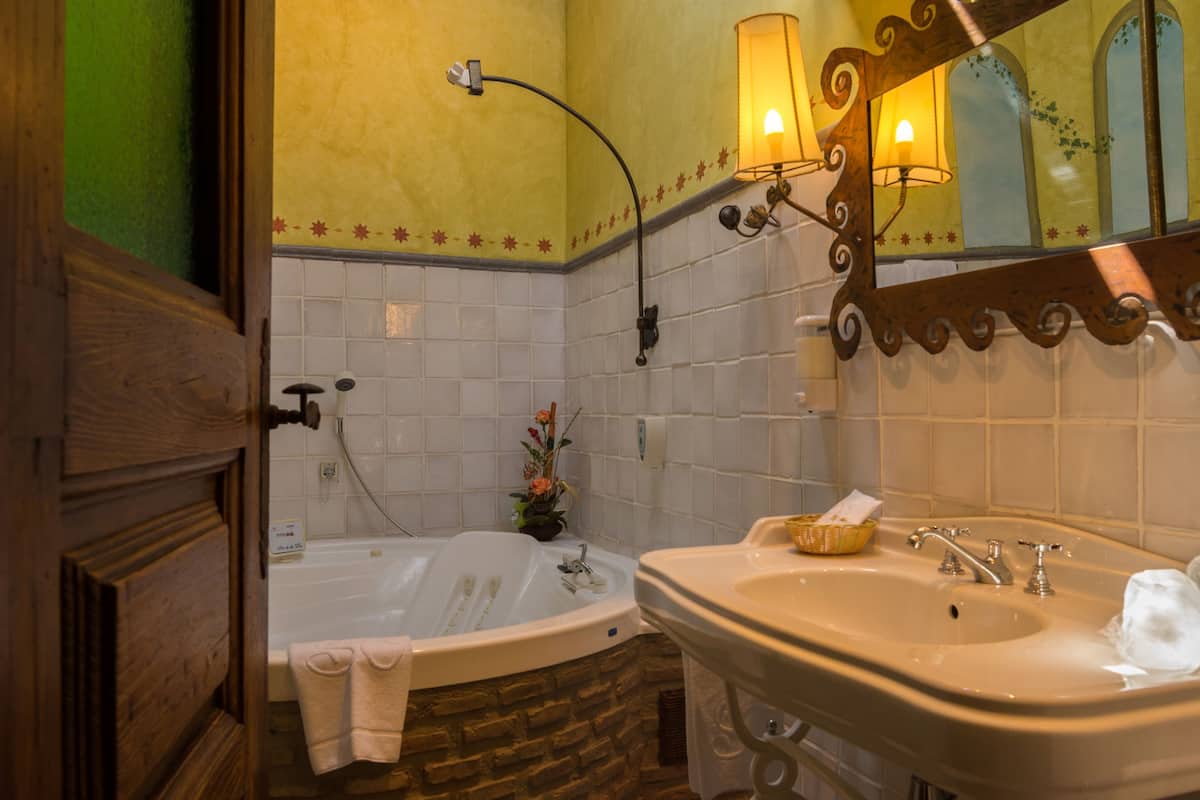 special double room with jetted tub | bathroom | free toiletries, hair dryer, bidet, towels