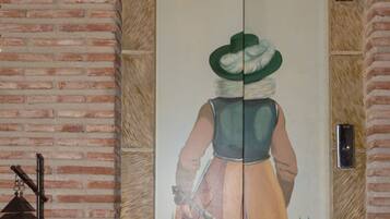 Un mural que muestra a una mujer en un campo pintado en una puerta.