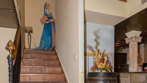 A staircase with a wooden handrail and a decorative lantern. - Hospedería Señorío de Casalarreina (Casalarreina)
