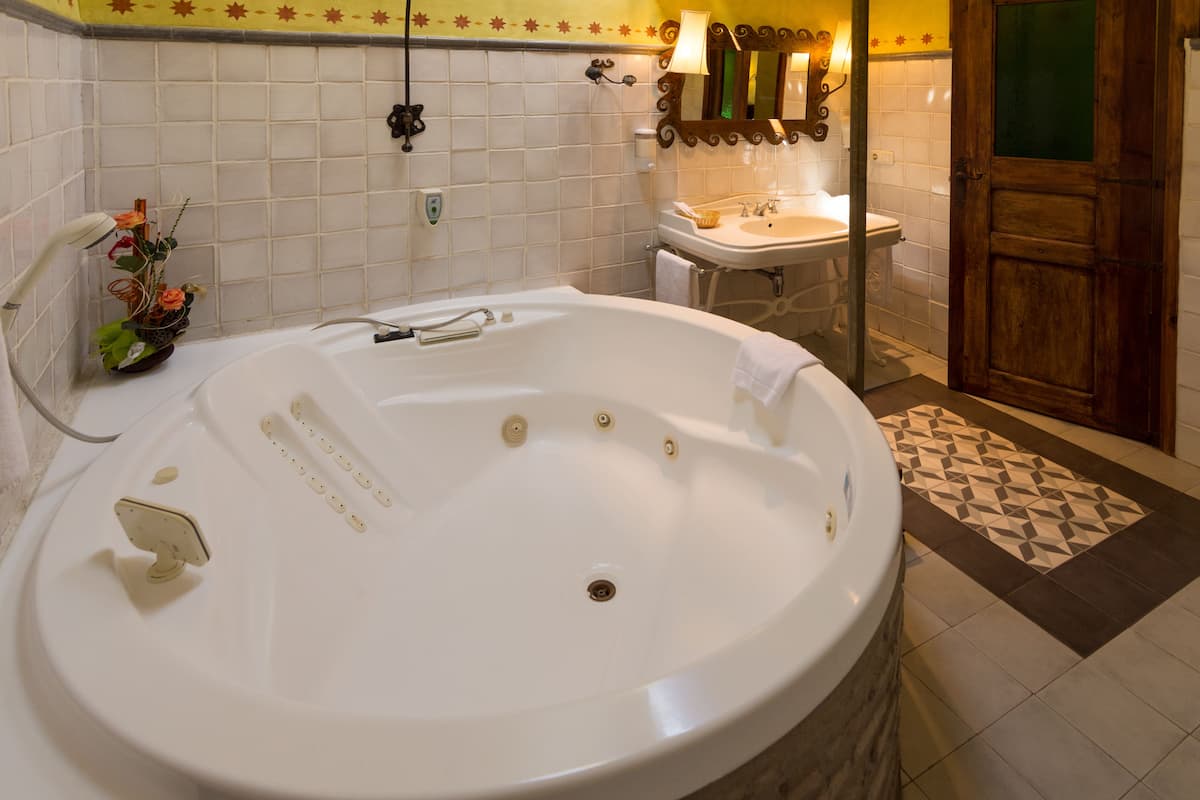 special double room with jetted tub | 1 bedroom, in-room safe, desk, blackout curtains