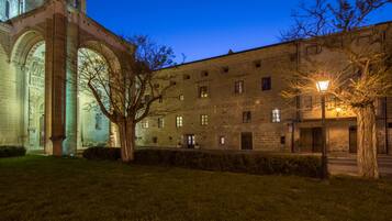 Bagian depan properti - sore/malam