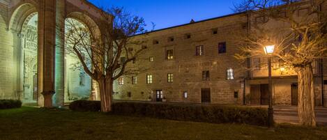 Fachada da propriedade à noite