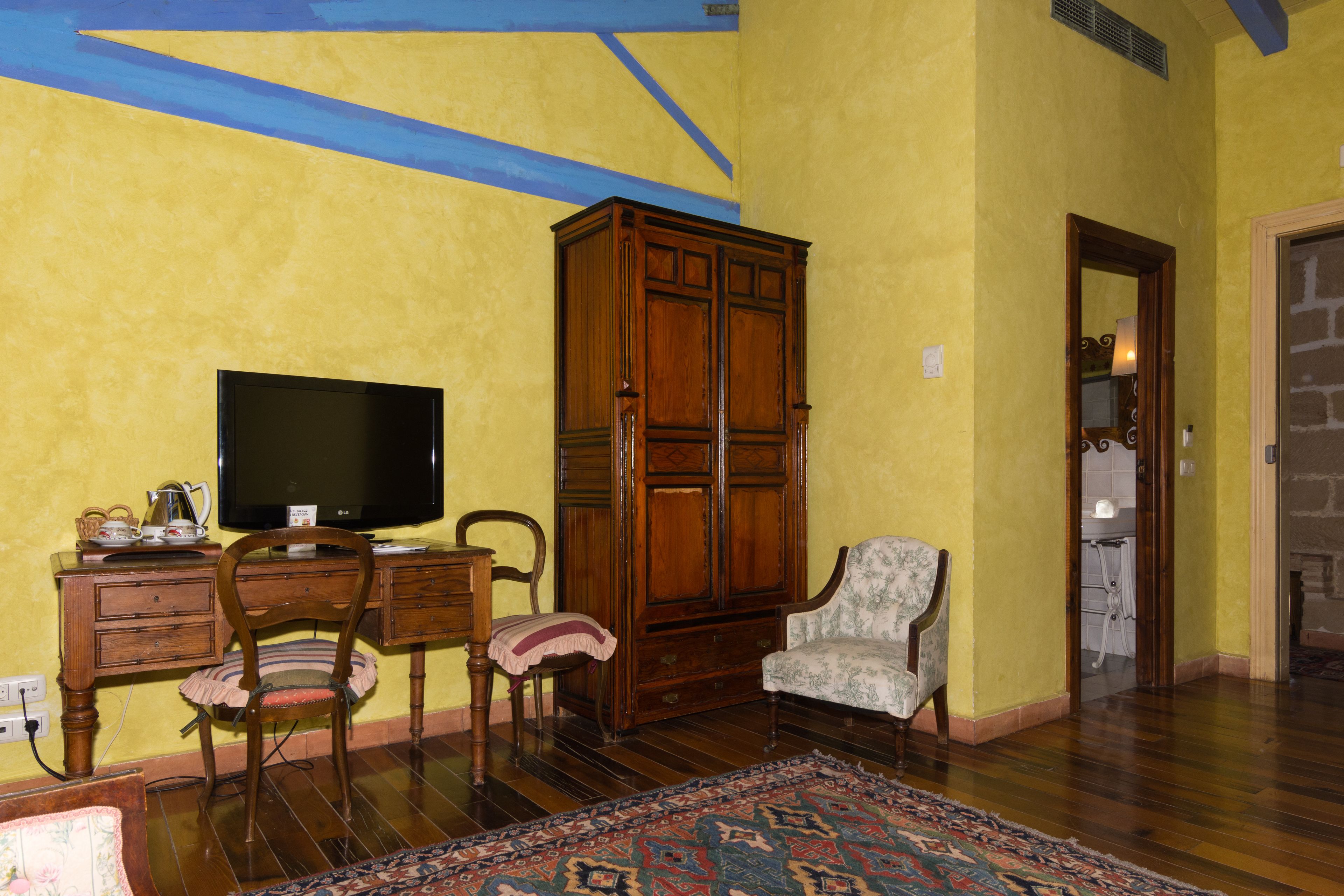 special double room with jetted tub | 1 bedroom, in-room safe, desk, blackout curtains