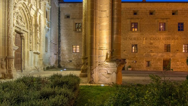 An ornate stone building with a large arched doorway and a sign reading "HOSPEDERIA." - Hospedería Señorío de Casalarreina (Casalarreina)
