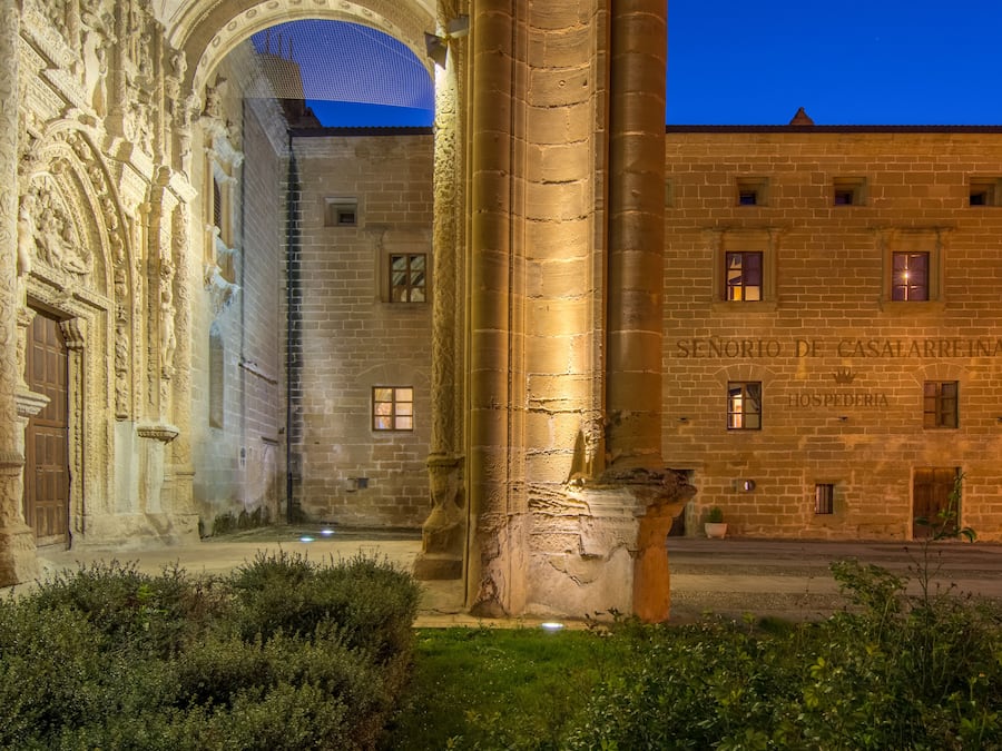 Voorkant accommodatie - avond/nacht