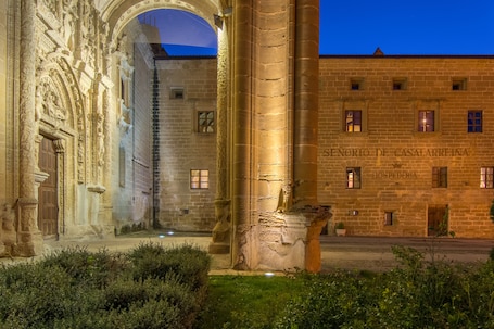 Fachada de la propiedad por la tarde o noche. Hospedería Señorío de Casalarreina