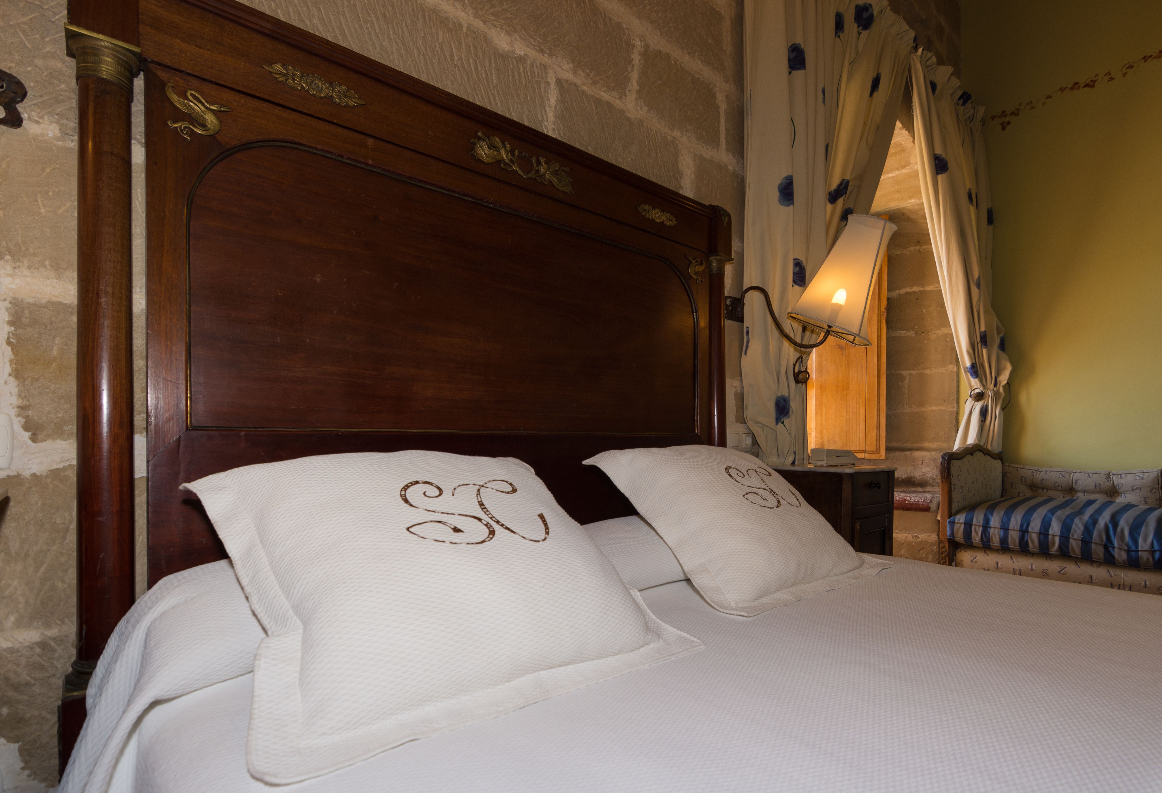 special double room with jetted tub | 1 bedroom, in-room safe, desk, blackout curtains