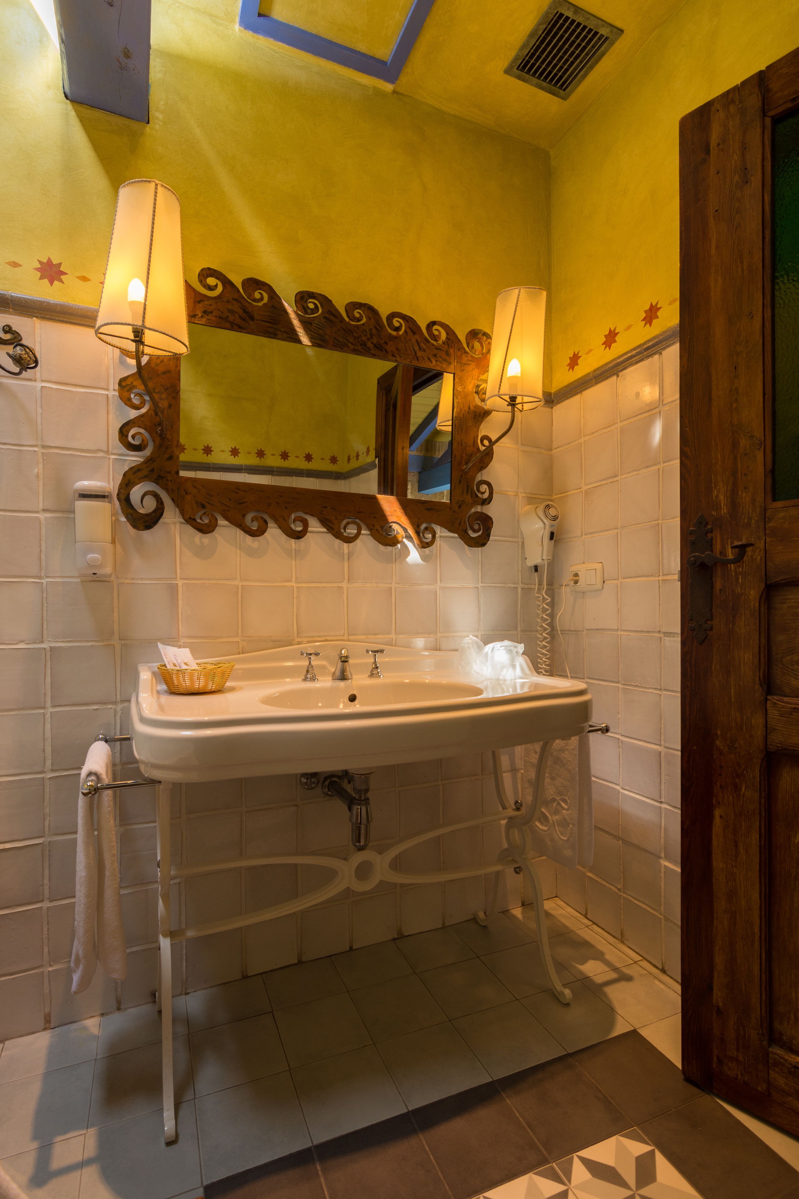 special double room with jetted tub | bathroom | free toiletries, hair dryer, bidet, towels