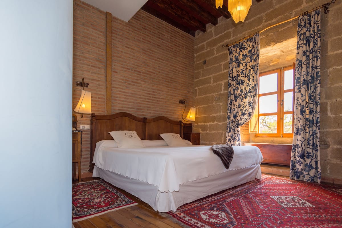 superior double room (king size con jacuzzi) | 1 bedroom, in-room safe, desk, blackout curtains