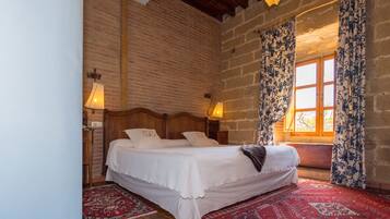 Kamar Double Superior (King size con Jacuzzi) | Brankas, meja kerja, dan tirai kedap cahaya