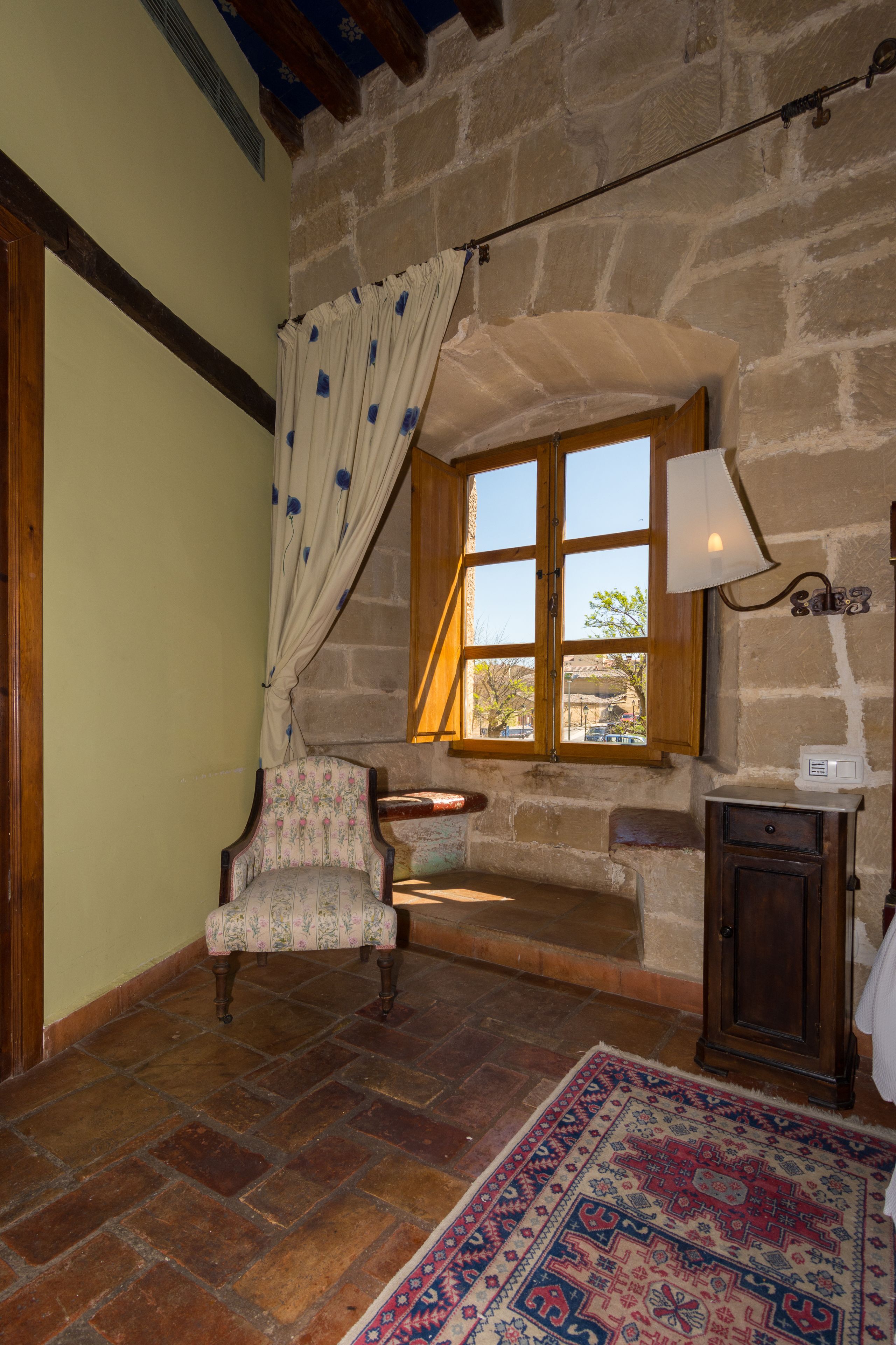 special double room with jetted tub | 1 bedroom, in-room safe, desk, blackout curtains