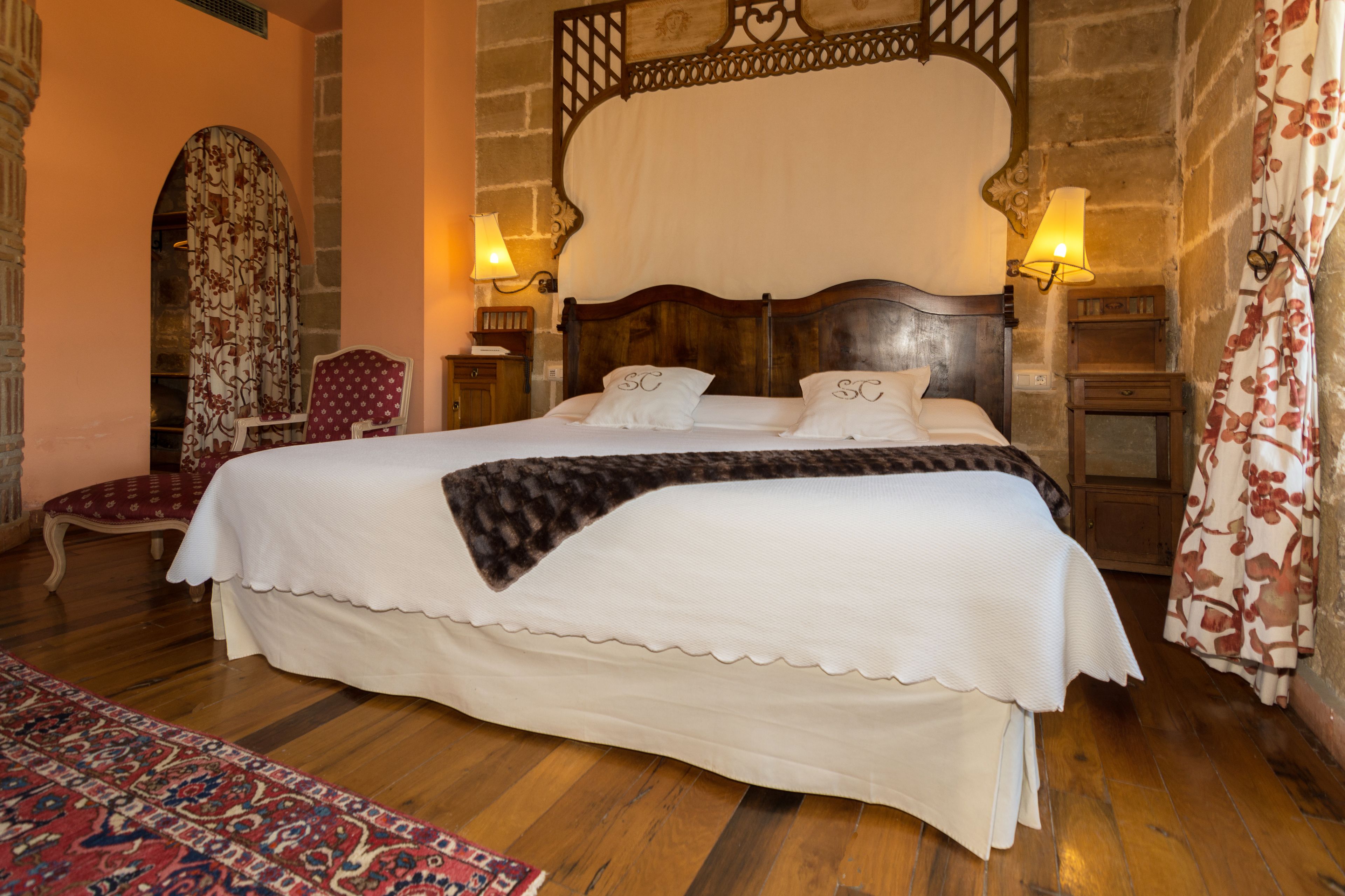 themed double room with jetted tub	 | 1 bedroom, in-room safe, desk, blackout curtains