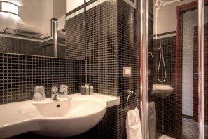 Kahden hengen deluxe-huone, terassi | Kylpyhuone | Suihku, ilmaiset hygieniatuotteet, hiustenkuivaaja, bidee