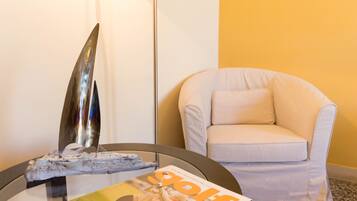 Pengeskab på værelset, skrivebord, lydisolering, gratis Wi-Fi