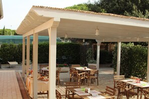 Petit déjeuner continental (6.00 EUR par personne)