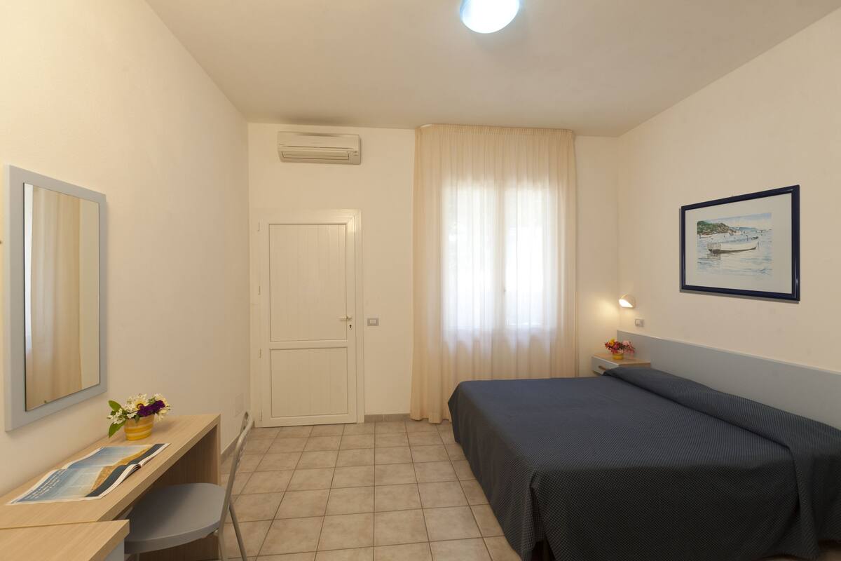 Caja de seguridad en la habitación y escritorio 