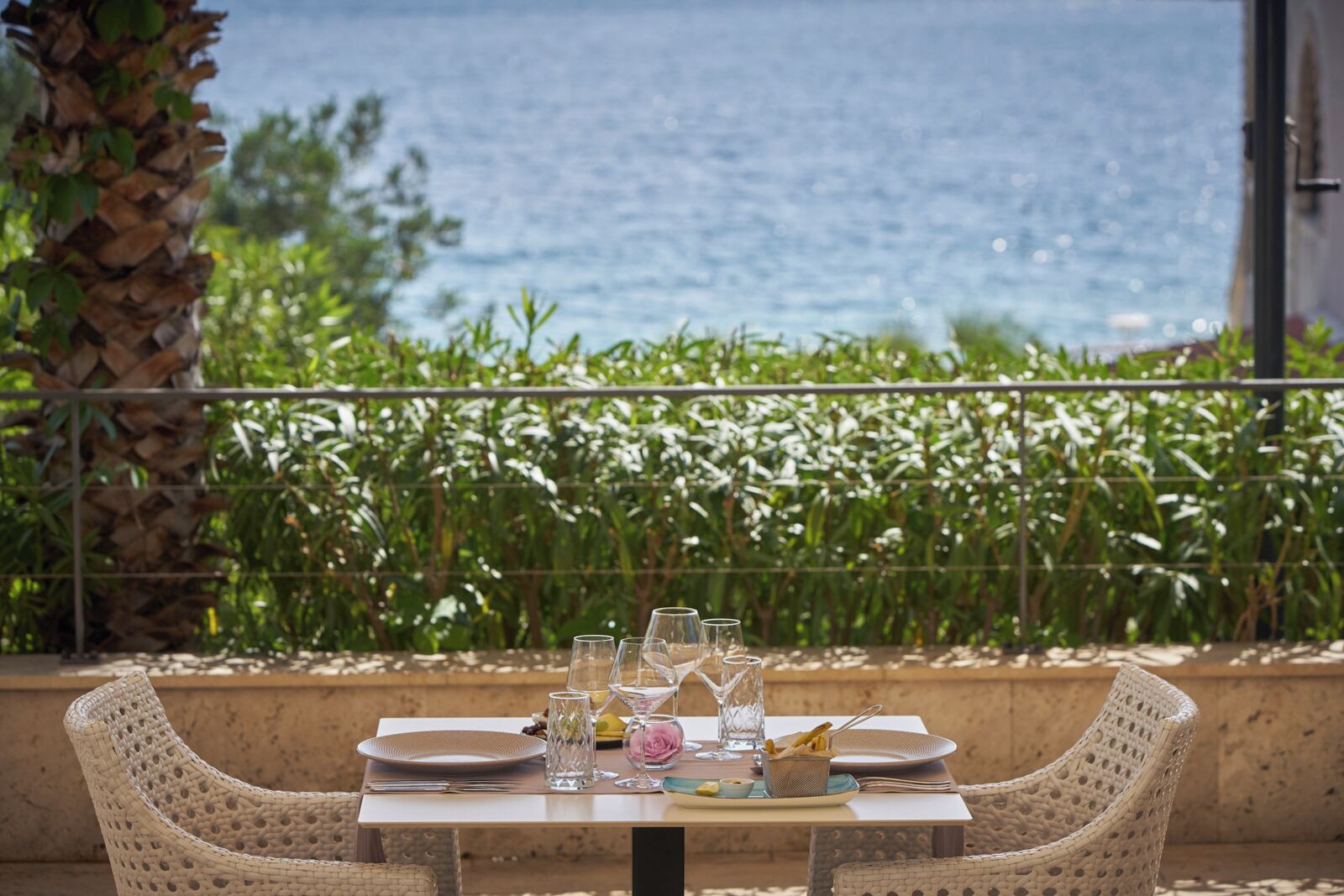 Petit déjeuner, déjeuner et dîner servis sur place