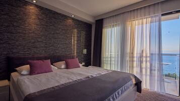 Junior Suite Front sea view (2+2) | Minibar, in-room safe, desk, laptop workspace