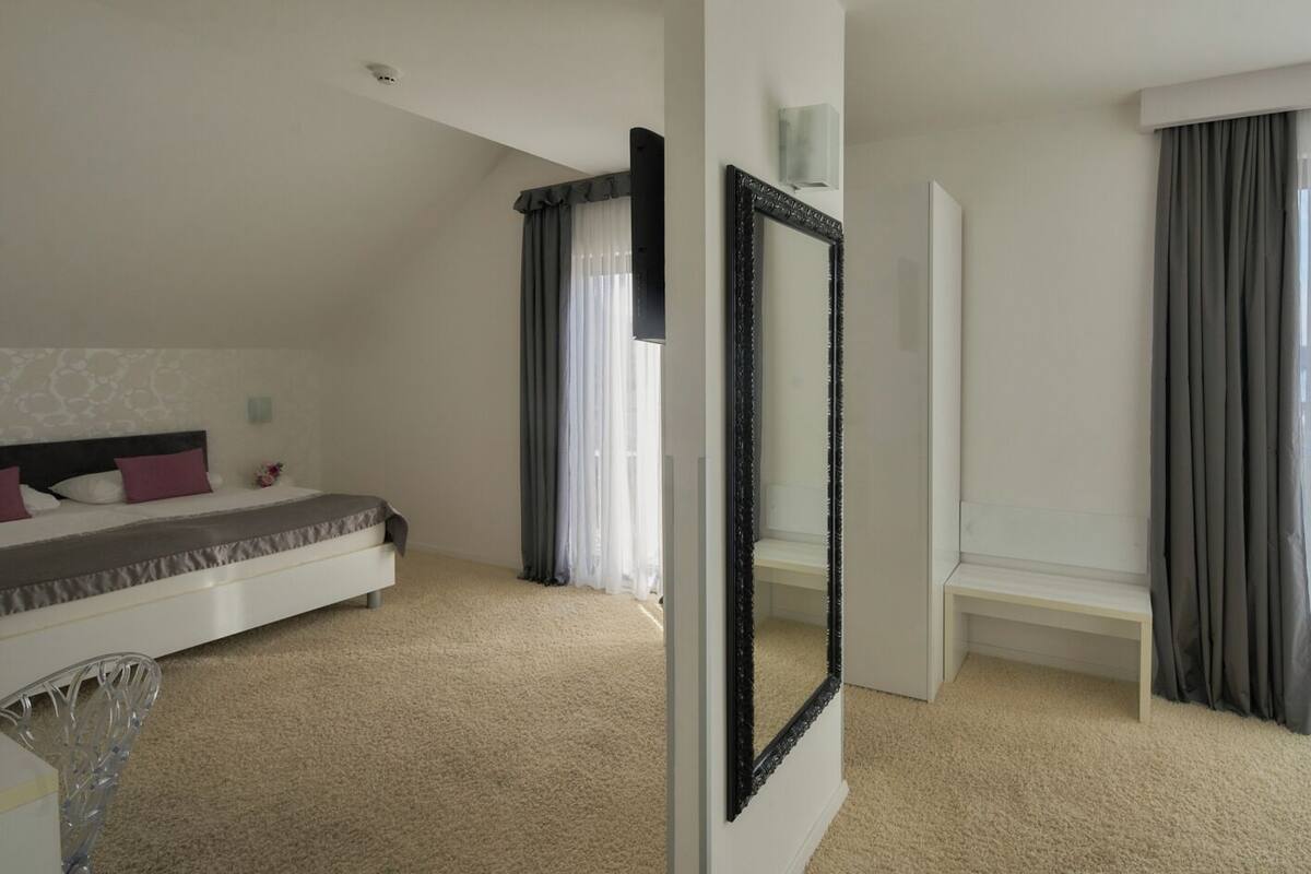 Junior Suite Side sea view (2+2) | Minibar, in-room safe, desk, laptop workspace
