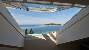 A room with a skylight overlooking a coastal view. - Boutique Hotel Life (Rogoznica)