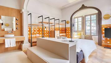 Suite, 1 kingsize bed | Badkamer | Gratis toiletartikelen, een haardroger, handdoeken, zeep