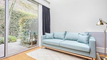 Een 40-inch flatscreentelevisie met digitale zenders en televisie