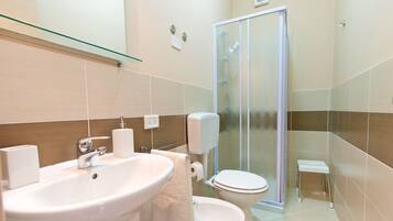 Camera doppia, bagno privato | Bagno | Doccia, set di cortesia gratuito, asciugacapelli, bidet