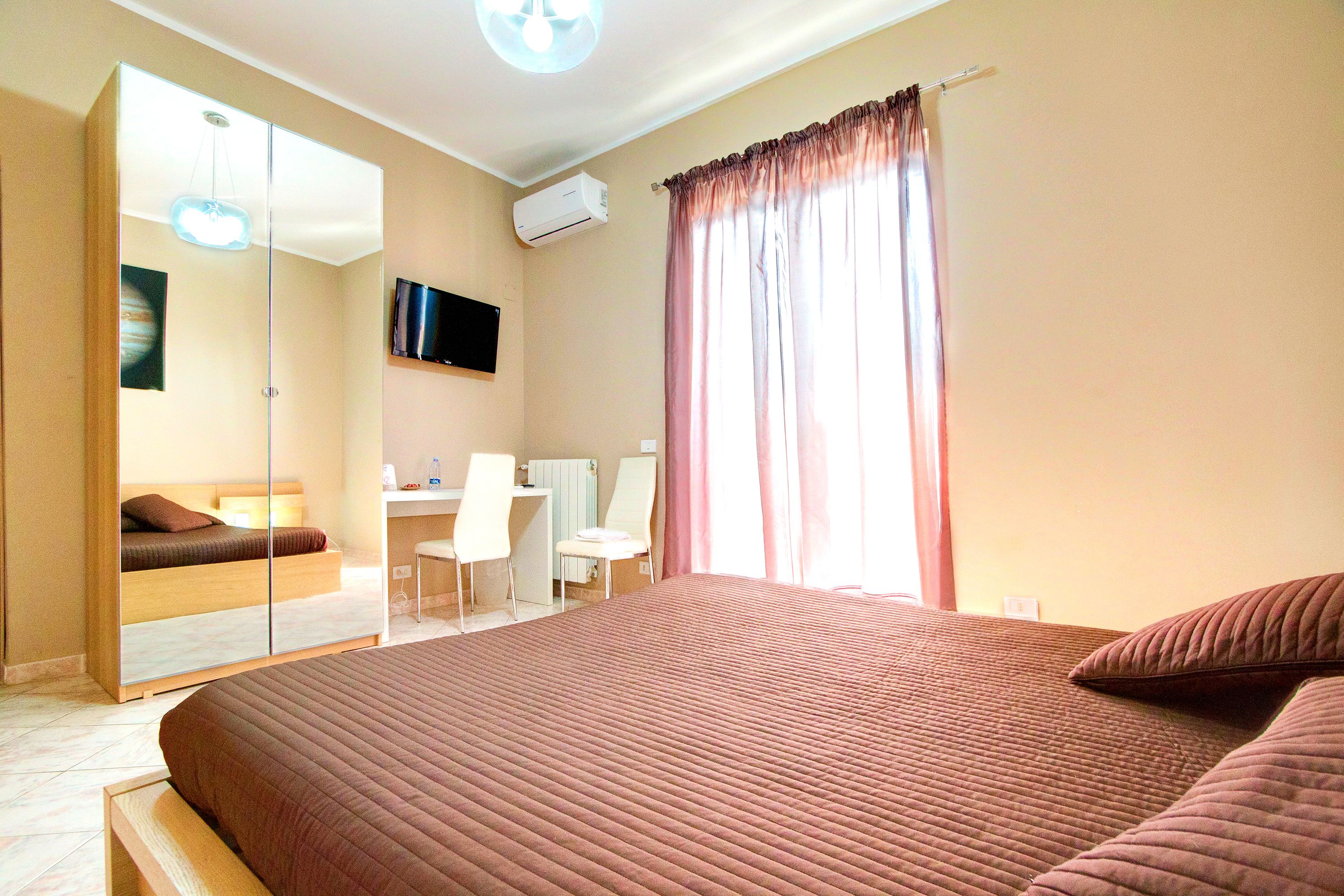 Quarto casal, banheiro privativo | Escrivaninha, espaço de trabalho para notebook, Wi-Fi de cortesia