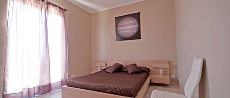 Kahden hengen huone, oma kylpyhuone | Työpöytä, kannettavalle tietokoneelle sopiva työtila, ilmainen Wi-Fi