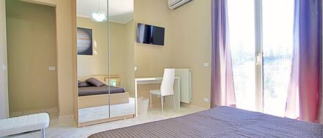 Double Room, Private Bathroom | Desk, laptop workspace, free WiFi, bed sheets